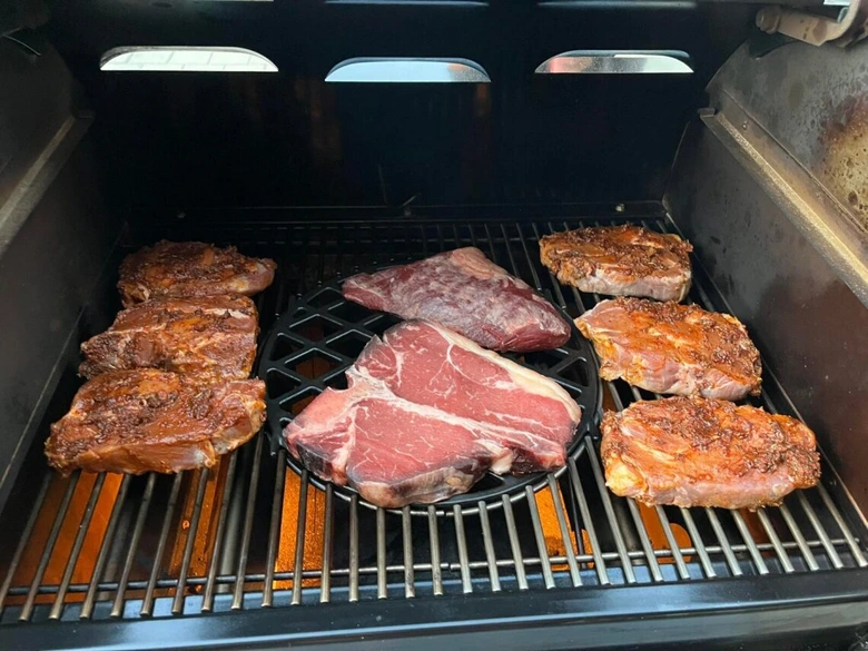 Marinované kuřecí stehna na grilu s viditelnou marinádou