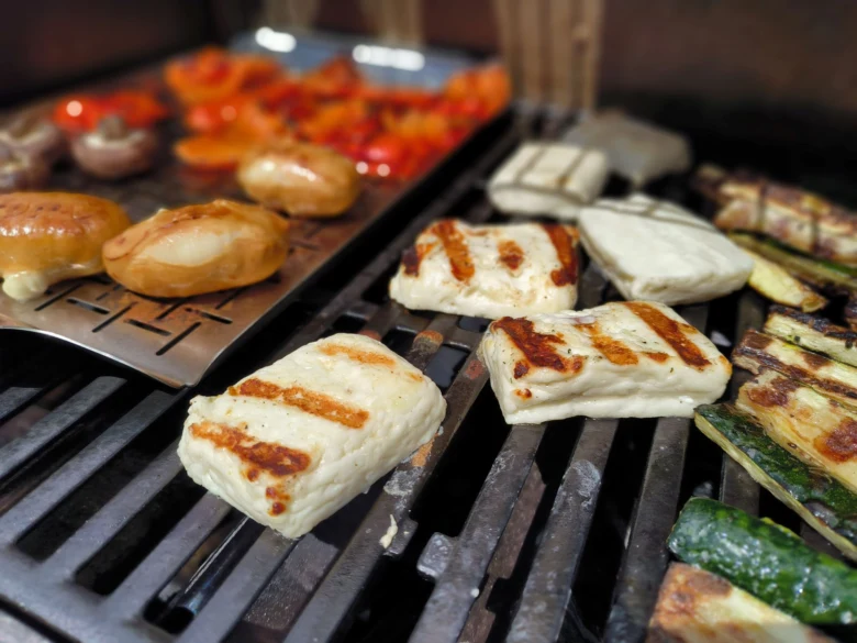 Grilovaný sýr halloumi na grilu se zeleninou.