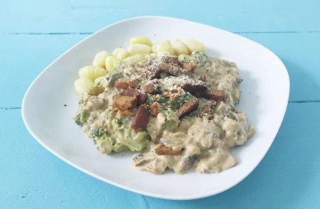 Pasta s krémovou omáčkou, bylinkami a křupavými krutony.