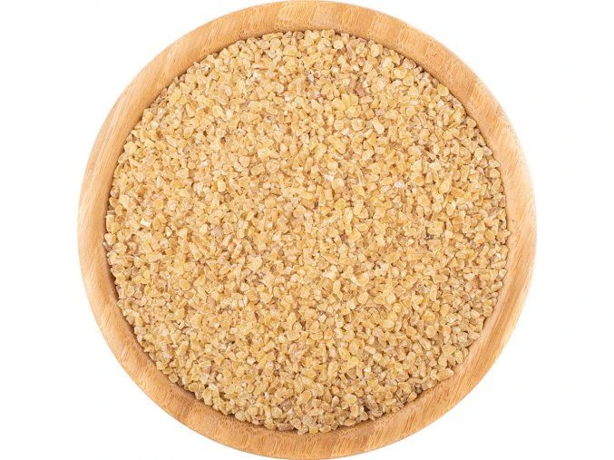 Bulgur v dřevěném misku, surové zrno