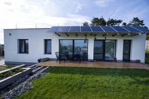 Dům s fotovoltaickými panely pro úsporu energie důchodců