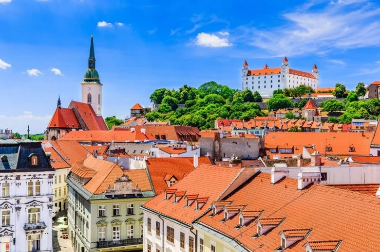Pohled na historické centrum Bratislavy s hradem.