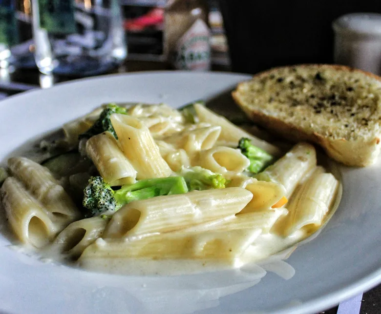 Pasta s hustou omáčkou z mouky a brokolicí