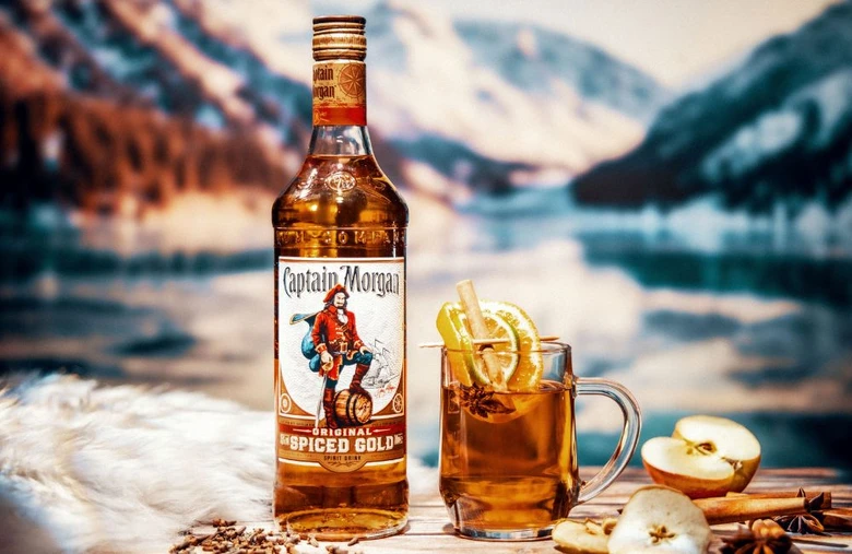 Hot grog s rumbem, citronou a hřebíčkem v horách