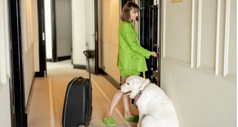 Žena s psem v hotelu při cestování.