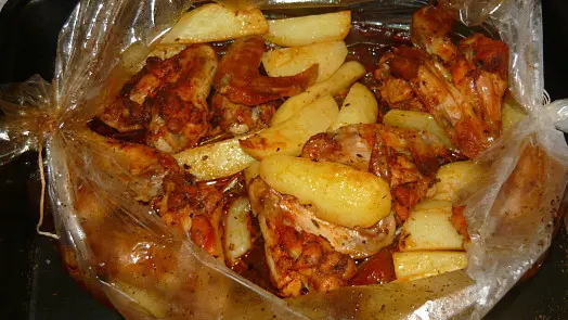 Kusky kuřecí maso s bramborami v marinádě pro domácí kebab.