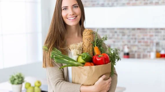 Žena s košíkem čerstvé zeleniny pro FODMAP dietu.