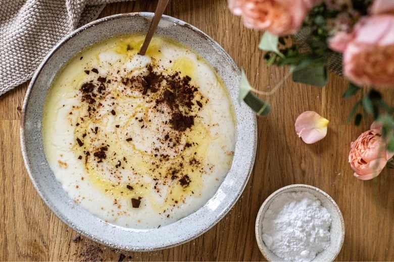Hot krupicová kaše z hrubé mouky s čokoládou a olejem