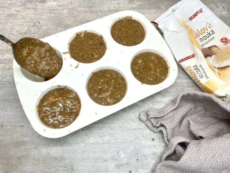 Bezlepková mouka s těstem na bezlepkové muffiny v silikonovém formě.