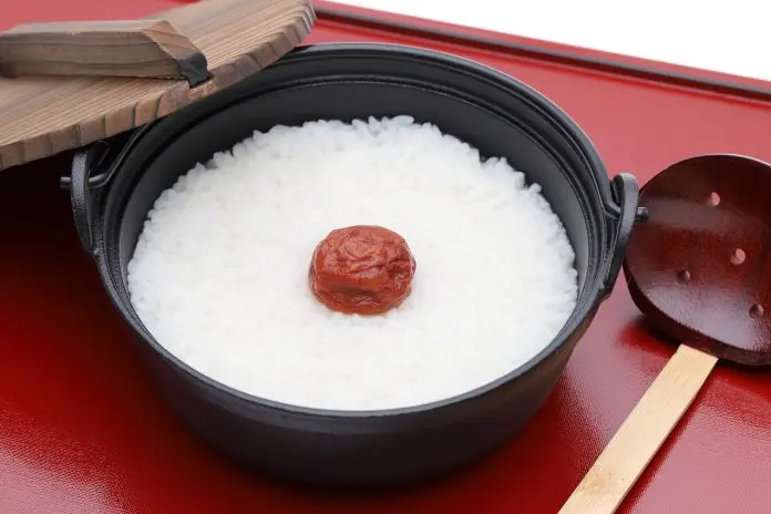 Rýže s umeboshi plodem v černém hrnci