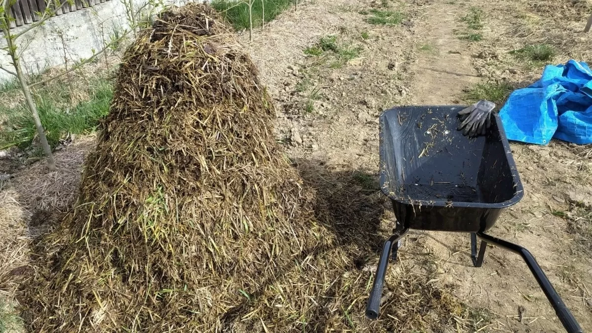 Hnojivo z rostlinného odpadu a vozík na hnojení