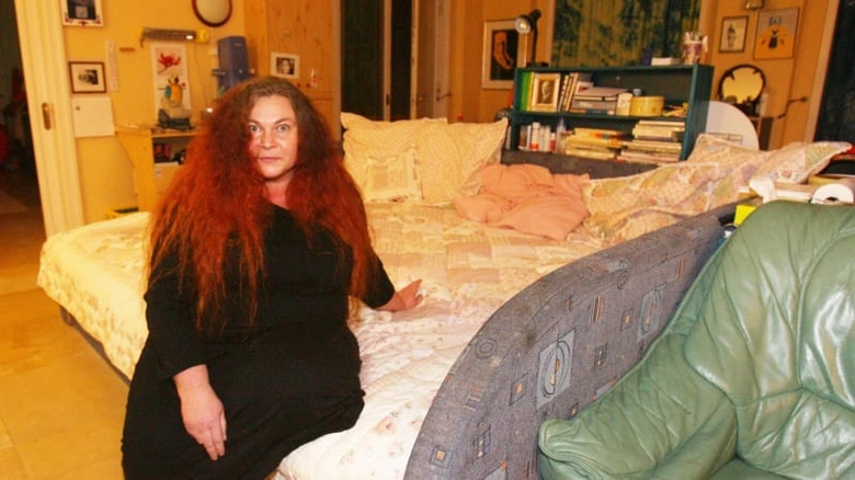 Lucie Dvořská sedí na posteli v osobním prostředí.