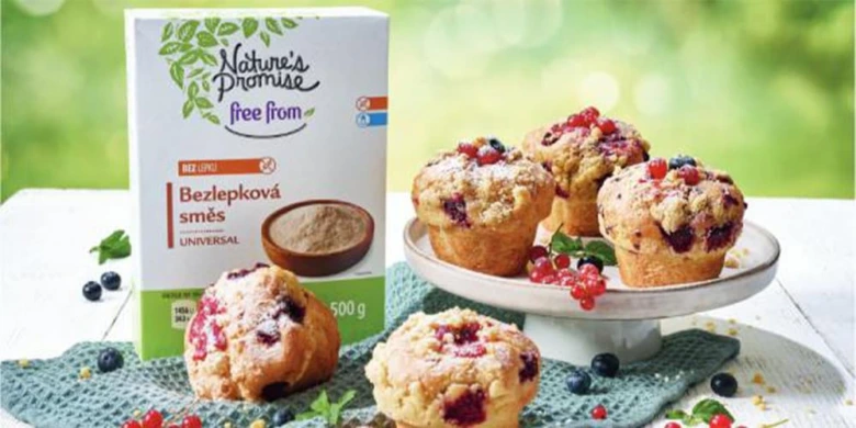 Bezlepková mouka s ovocem a pečené muffiny na venkovském stole.