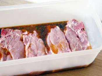 Krkovice v marinádě připravené k grilování