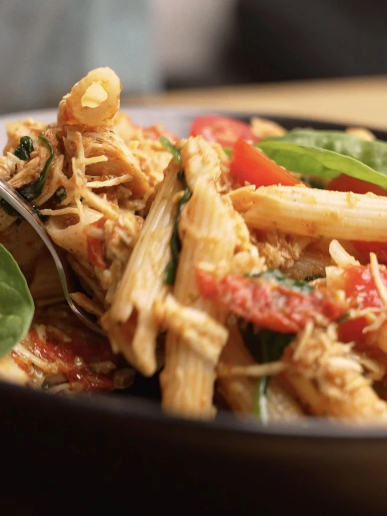 Penne s kuřecím masem, bazalkou a omáčkou z čerstvého pesty.