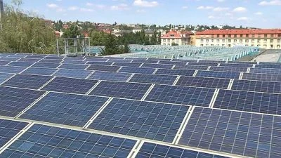 Fotografie solárních panelů na střeše pro výrobu obnovitelné energie.