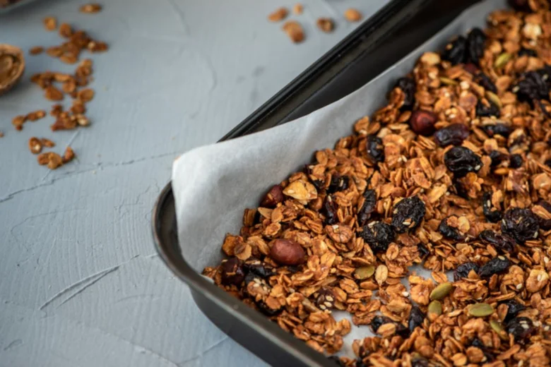Granola s ořechy a sušenými plody na pečícím plechu