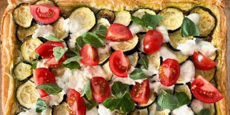 Zeleninový tarte s cuketami, rajčaty a bazalkou
