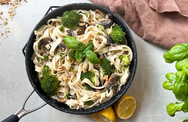 Pasta s houbami portobello, brokolicí a bazalkou v pánvi.