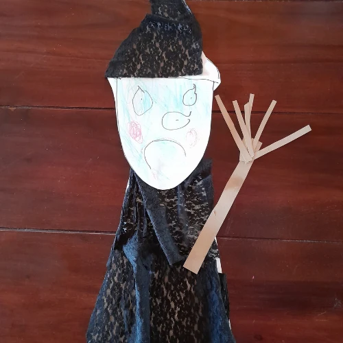 Dětská čarodějnice z látky a papíru pro Halloween