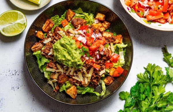 Chutná dietní salátová miska s avokádem a zeleninou