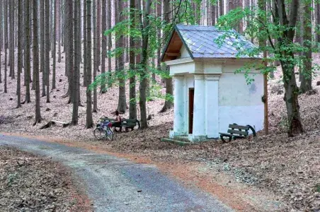 Malá kaple v lese u turistické trasy
