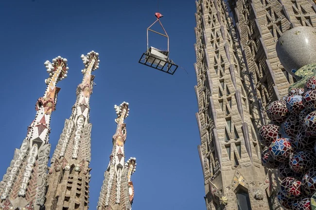 Věžky katedrály Sagrada Família s prací na výzdobě.