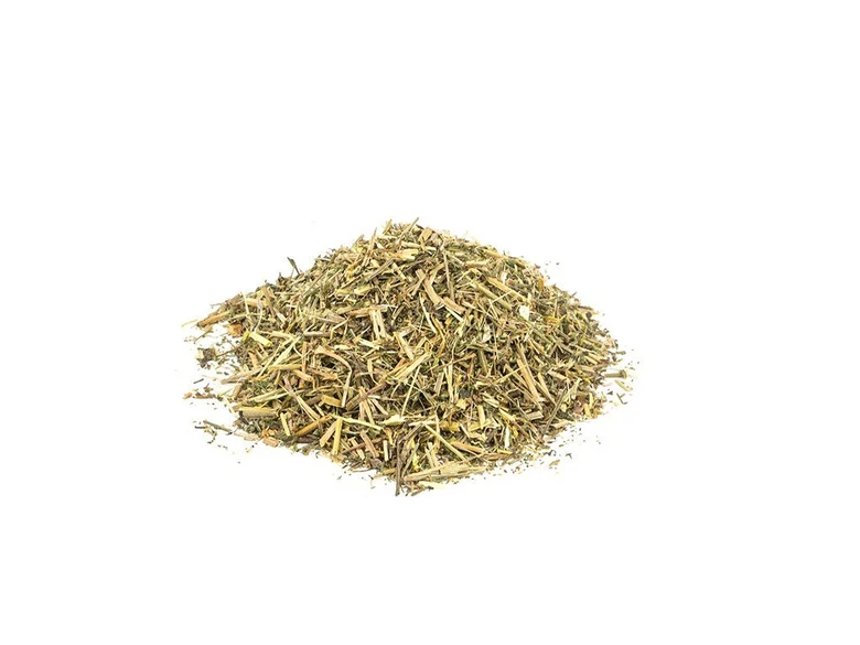 Hromada suchého světlíku lékařského na bílém pozadí.