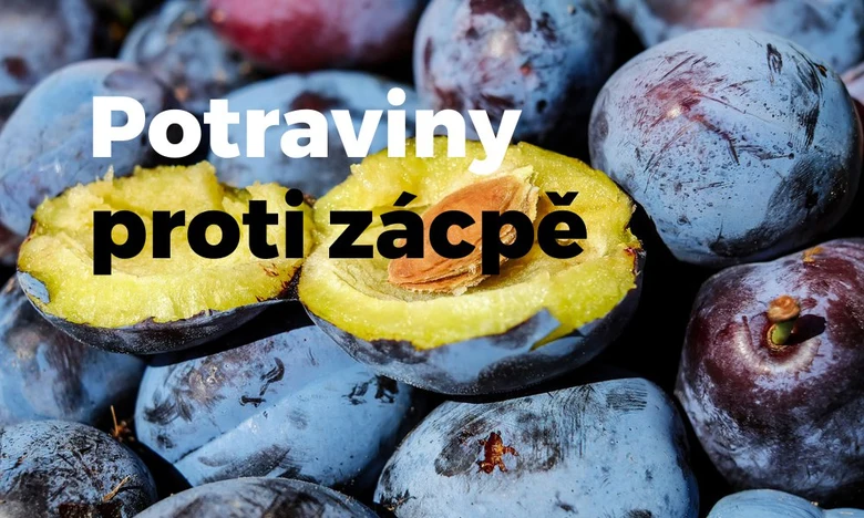 Čerstvé švestky s nápisem potraviny proti zácpě