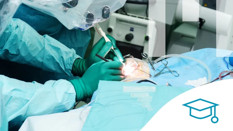 Neurochirurgové provádějí operaci mozku na pacientovi v operační místnosti.