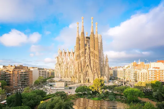 Sagrada Família bazilika v Barceloně s okolními budovami.