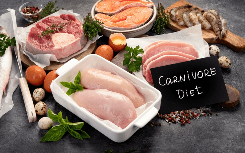 Surové maso, ryby a vejce pro carnivorovou dietu.
