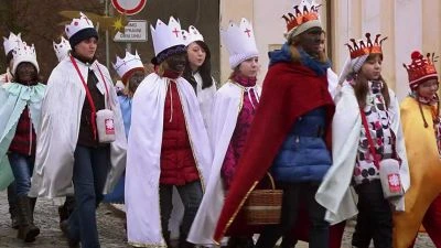 Děti v korunách a pláštích na procesi svaté Barbory.