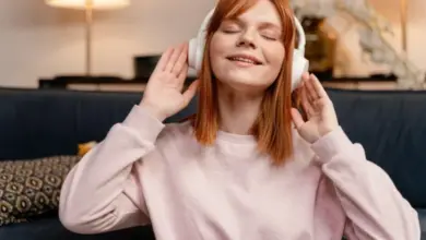 Žena naslouchá uklidňující zvukům pomocí sluchátek.