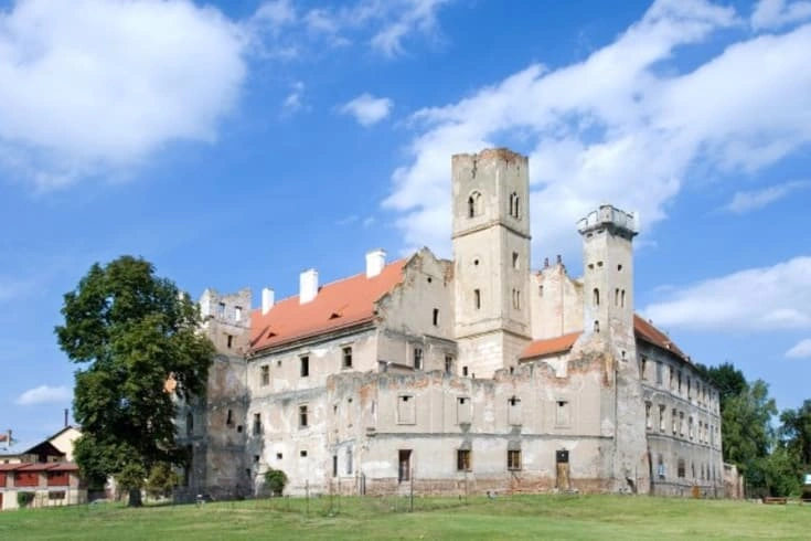 Ruiny hradu v Hlohovci na pozadí modré oblohy.