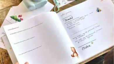 Otevřená knížka pro výběr jména dítěte s českým textem.