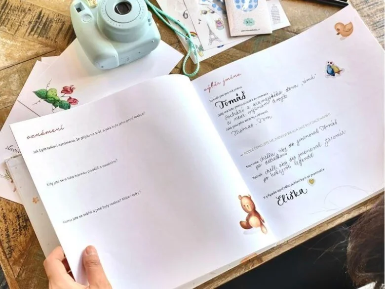 Otevřená knížka pro výběr jména dítěte s českým textem.