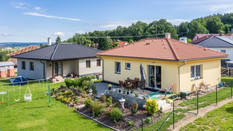 Moderní dům s zahradou pro bydlení ve výměnku