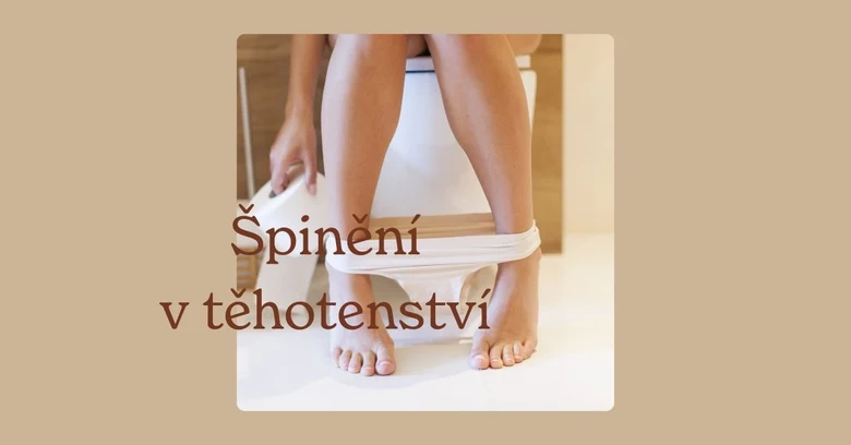 Těhotná žena sedí na záchod s textem o špinění v těhotenství.