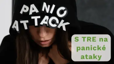 Žena v černé čepici s textem PANICKÁ ATAKA a zeleným rámečkem o pomoci při útocích.
