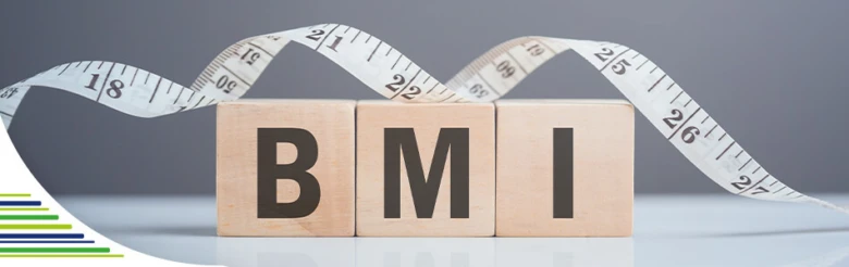 Dřevěné kostky s písmeny BMI a metr pro výpočet indexu tělesné hmotnosti.