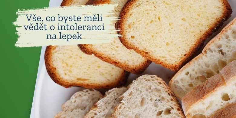 Různé druhy nakrájeného chleba na bílém podkladu.