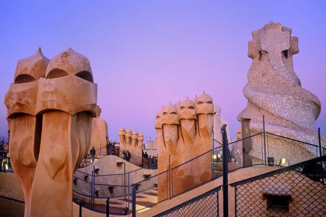 Vrcholy baziliky Sagrada Família na střeše v Barceloně.