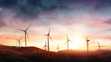 Větrné elektrárny na kopci při západu slunce