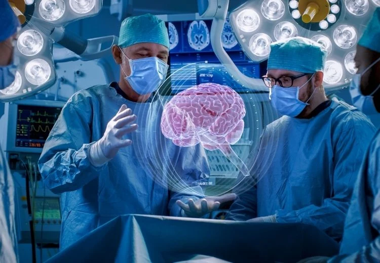 Lékaři zkoumají holografický model lidského mozku v operační místnosti.