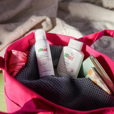 Různé hygienické produkty pro těhotné ženy v tašce.