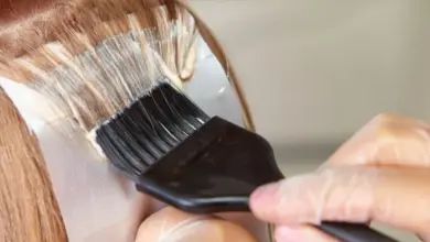 Nanosekání barvy na vlasy s kartáčem v rukavicích.