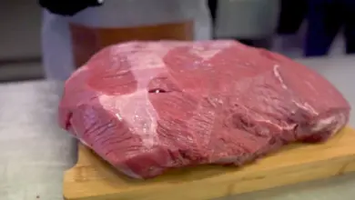 Surové kus masa na dřevěném prknu pro sušení doma.