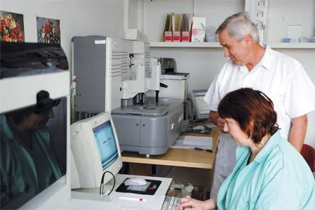 Muž a žena pracují v laboratoři s lékařskými přístroji.