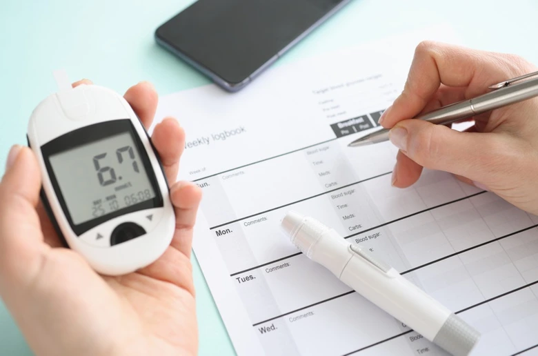Měření cukru v krvi s glukometrem pro diabetika.